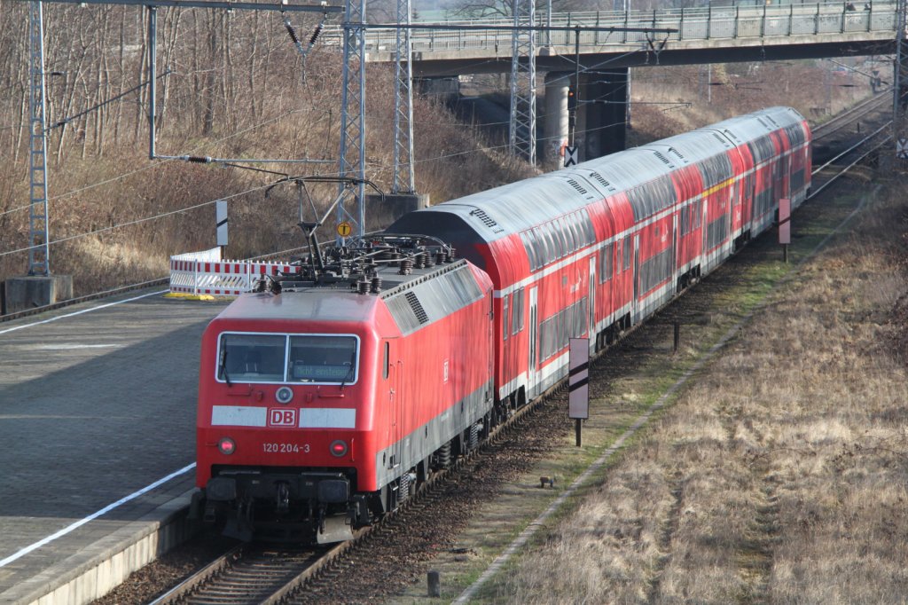 120 204-3 mit RE 94305 von Hamburg Hbf nach Rostock-Dierkow bei der Ausfahrt in Rostock-Kassebohm.24.03.2012