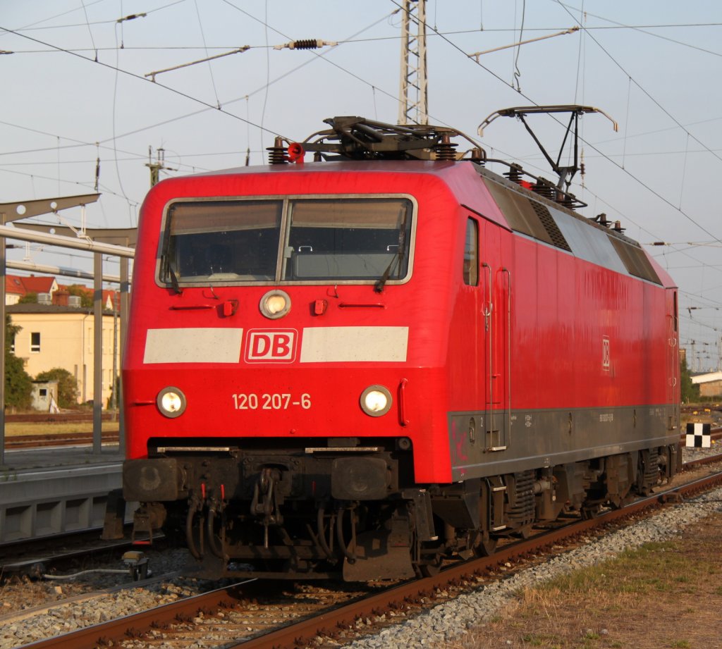 120 207-6 beim Rangieren im Rostocker Hbf,sie kam als berfhrung von Aachen nach Rostock.17.08.2012