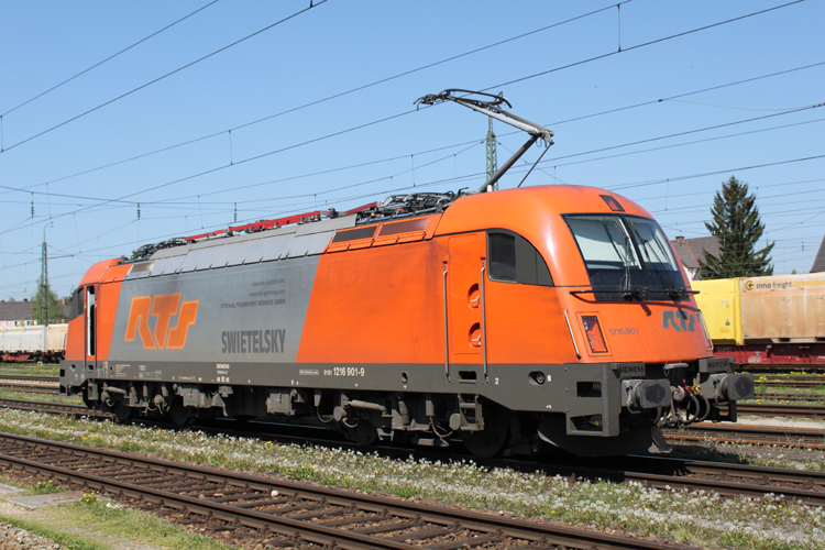 1216 901-9 von RTS beim Rangieren im Bahnhof Freilassing.(23.04.2011)