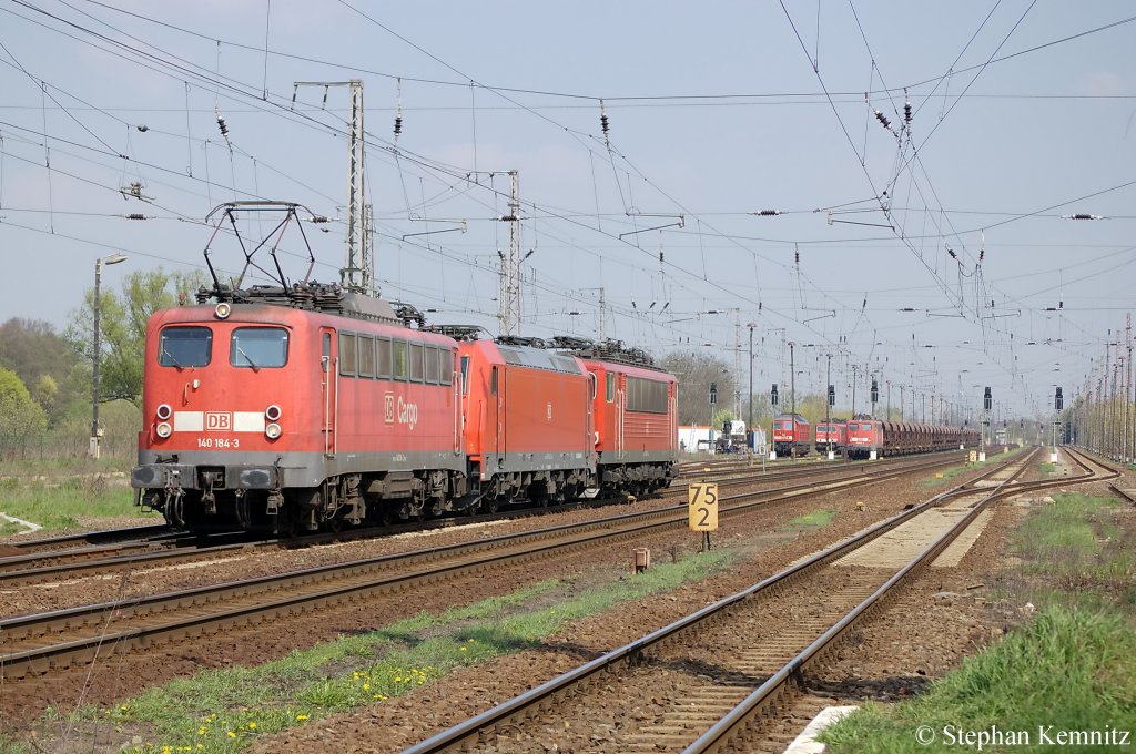 140 184-3 mit einem kleinen Lokzug bestehend aus 185 361-3 und der 155 096-1 in Priort in Richtung Marquardt unterwegs. 19.04.2011