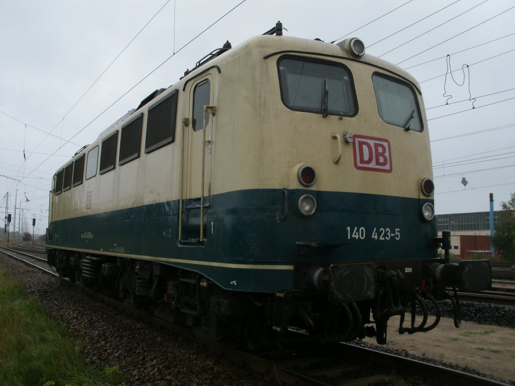 140 423 ist die letzte 140er in der Farbgebung ozeanblau-beige.Am 23.Juli 2011 hatte ich das Glck Sie in Mukran vor die Linse zubekommen.