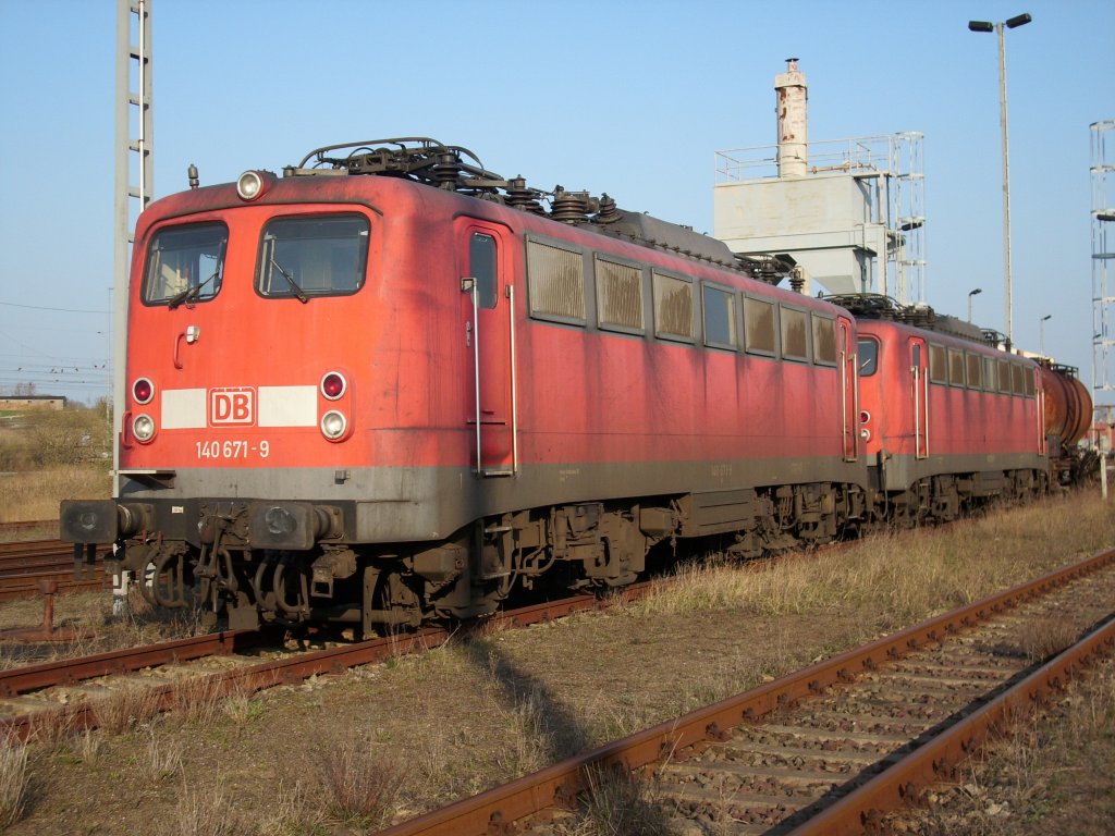 140 671 ist auch schon lngst verschrottet.Vor ihrer Verschrottung stand die Lok ein halbes Jahr in Mukran,so auch am 16.April 2009.