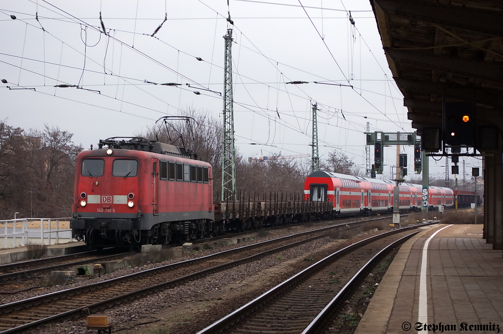 140 791-5 berfhrt eine Doppelstockgarnitur der Israel Railways (IR) und durch fhrt den Haltepunkt Magdeburg-Neustadt. Es handelt sich um fnf Mittelwagen mit den Nummern 2107, 2234, 2235, 2236 und 2237 und einem Steuerwagen mit der Nummer 2007. Laut dem Raster sind diese Wagen fr 140 ausgelegt, aber ob das auch fr Israel gilt oder nur fr Europa das wei ich nicht. 11.01.2012