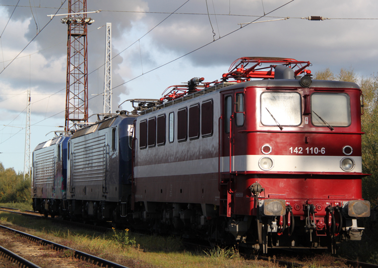 142 110-6+2x143er von RBH warten auf ihren nchsten Einsatz in der neuen Ausfahrgruppe Rostock-Dierkow.09.10.2011