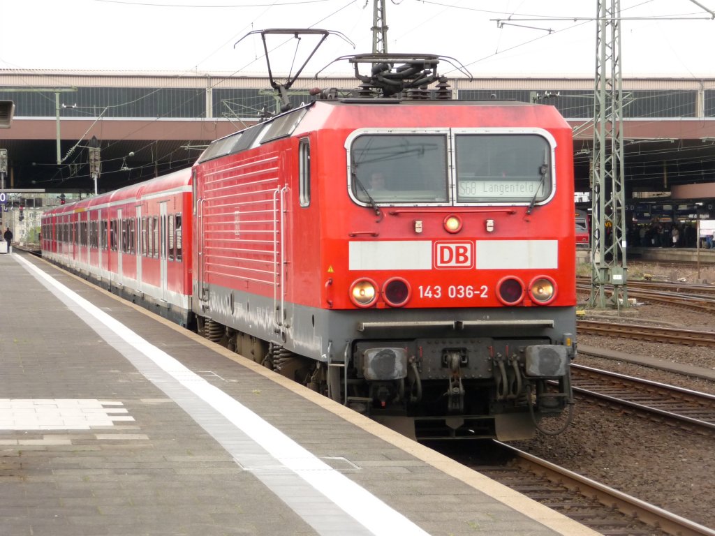 143 036 verlsst den Dsseldorfer Hauptbahnhof; 03.05.2012
S68 -> Langenfeld