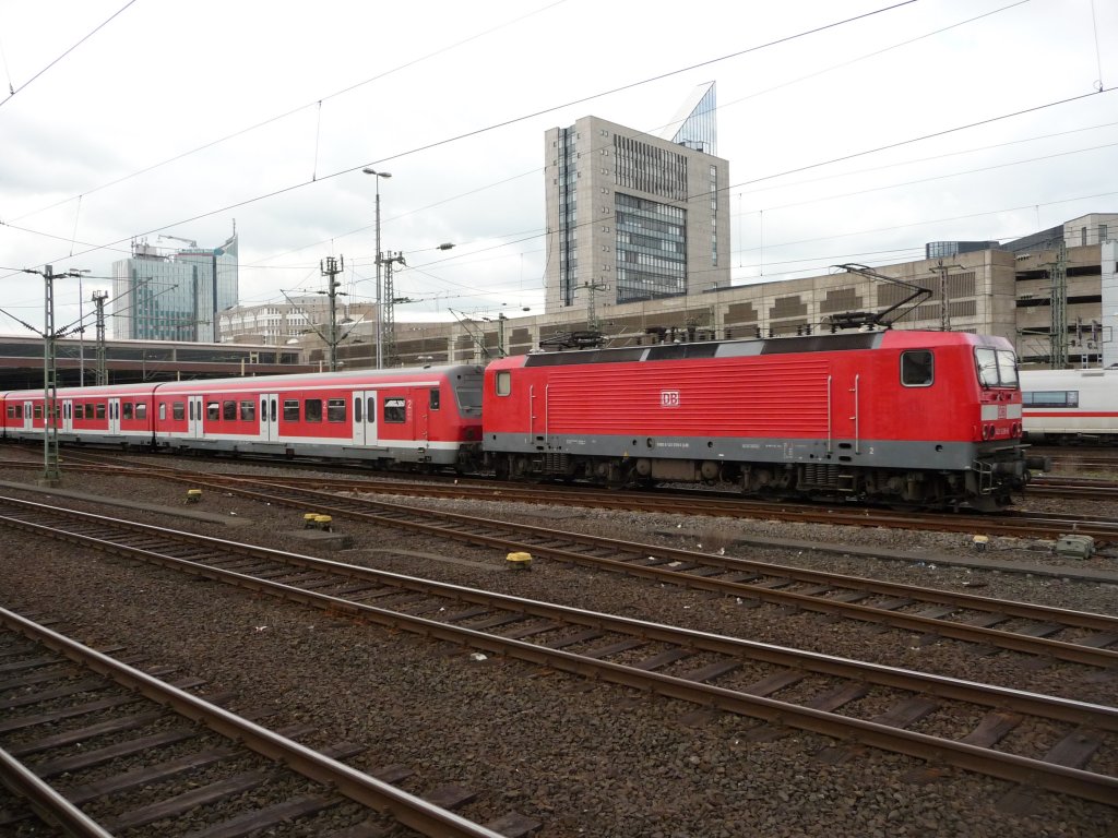 143 039 verlsst am 03.05.2012 den Dsseldorfer Hauptbahnhof. Bemerkenswert ist der hinter der Lok laufende Steuerwagen; am Zugende befand sich ein weiterer.
S11 -> Bergisch Gladbach