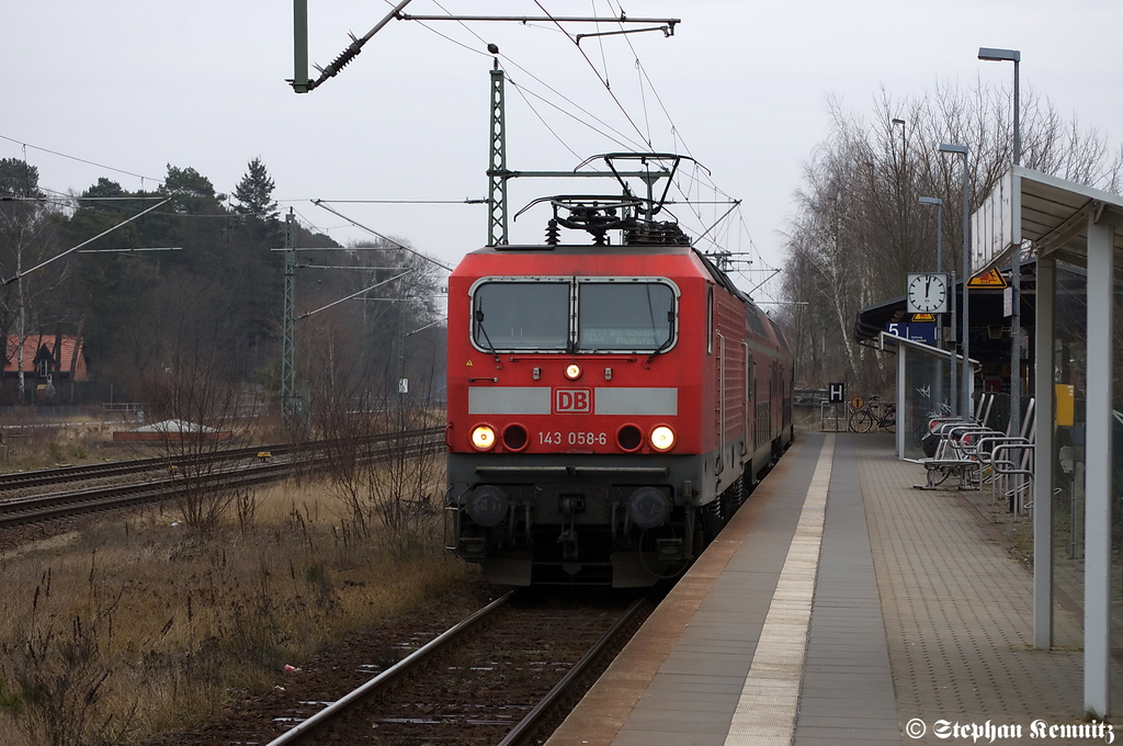 143 058-6 mit der RB22 (RB 28816) von Potsdam Griebnitzsee nach Berlin-Schnefeld Flughafen in Potsdam Griebnitzsee. 27.01.2012