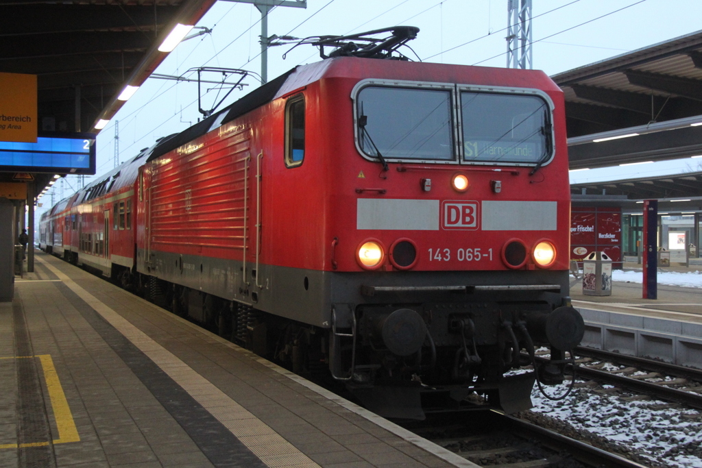 143 065-1 mit S1 von Rostock Hbf nach Warnemnde kurz vor der Ausfahrt im Rostocker Hbf.17.02.2013