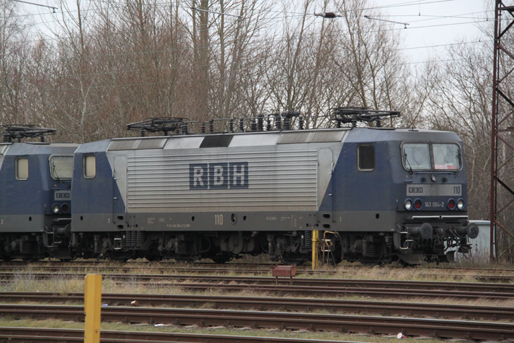 143 084-2 abgestellt in Hhe Hp Rostock-Dierkow.20.01.2012