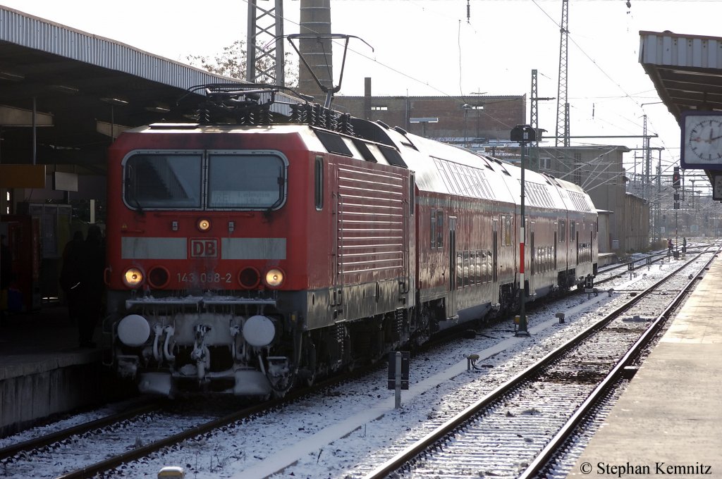 143 098-2 mit dem RE (RE 36109) nach Leipzig Hbf in Magdeburg Hbf. 30.11.2010