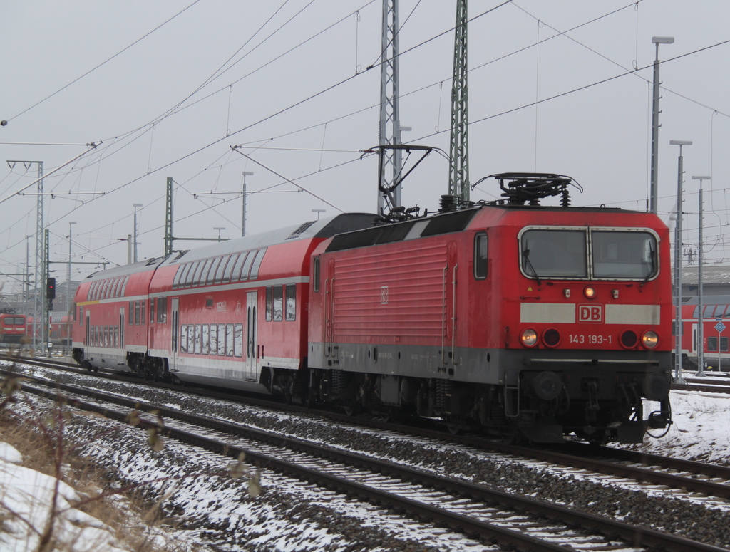 143 193-1 mit S3 von Rostock Hbf nach Gstrow bei der Ausfahrt im Rostocker Hbf.16.02.2013