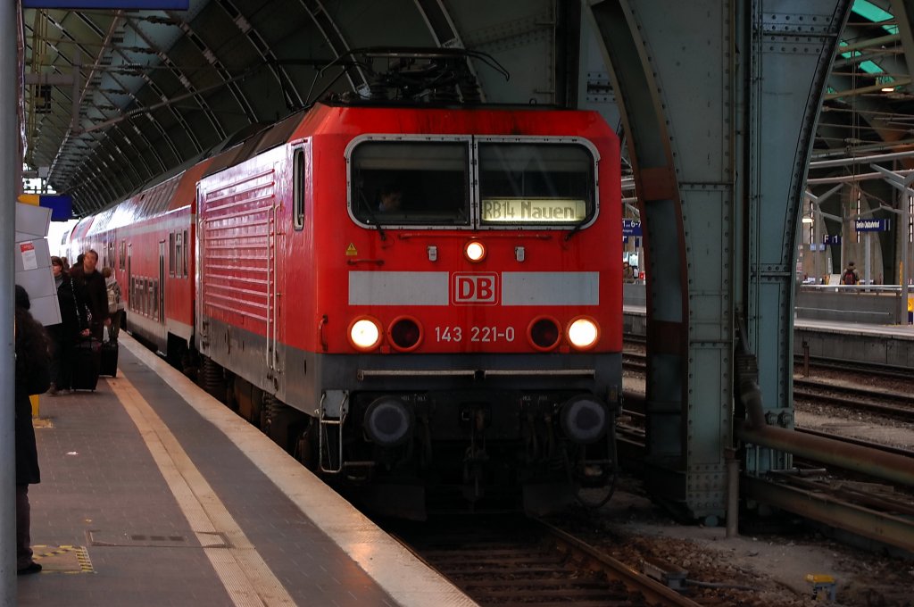 143 221-0 mit der RB14 (RB 28314) nach Nauen in Berlin Ostbahnhof. 16.10.2010