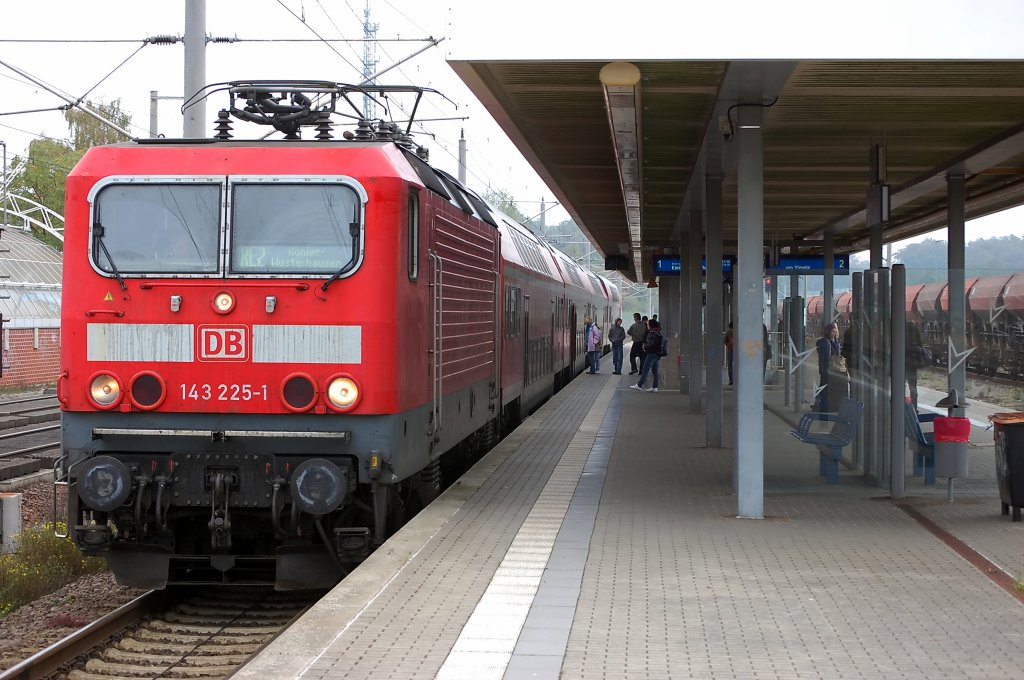 143 225-1 mit dem RE2 (RE 38139) nach Knigs Wusterhausen in Rathenow. Dieser Zug bestand aus alten Dostos  DBuza 747.4 (140km/h), DBuza 747.4 (140km/h), 749.2 (120km/h) und DABbuzfa 760 (140km/h) . 12.10.2010