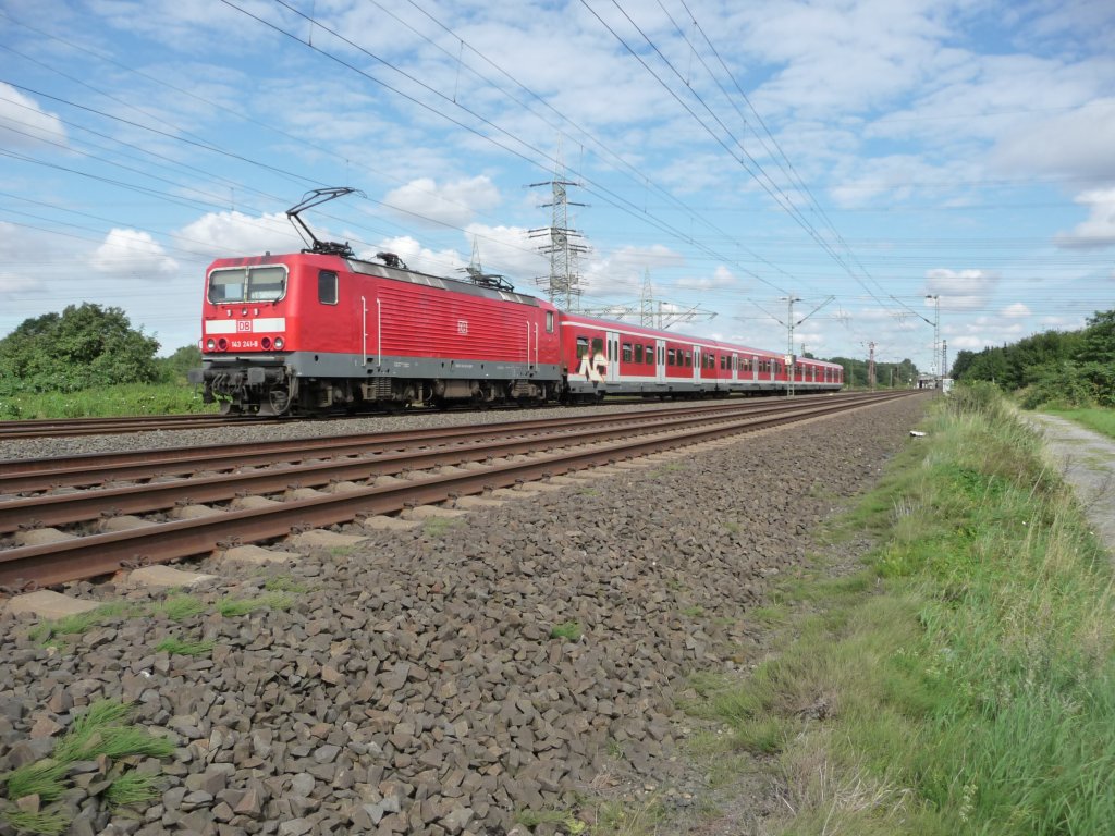 143 241 am 08.08.2012 bei Langenfeld im Rheinland.
S6 -> Essen Hauptbahnhof