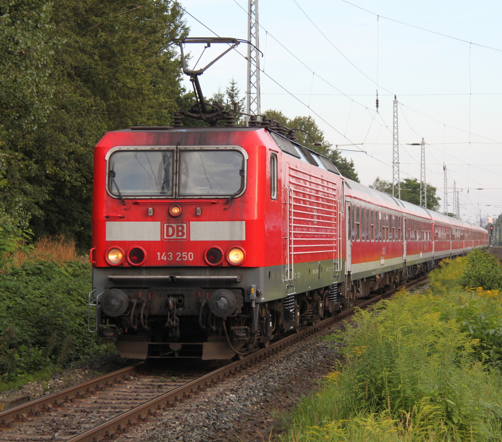 143 250-9+112 182-1(hinten)mit Sonderzug 2670 von Warnemnde nach Berlin-Gesundbrunnen bei der Durchfahrt in Rostock-Bramow.02.09.2012
Danke an meinen Informant fr die morgendliche Sichtung.