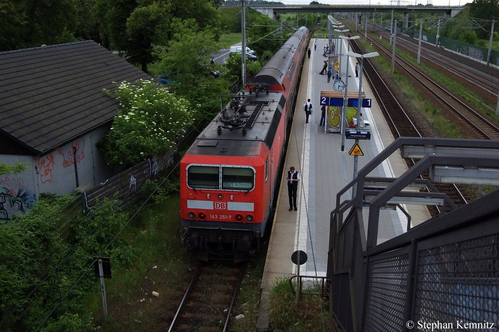 143 251-7 mit der RB21 (RB 18676) aus Potsdam Griebnitzsee in Wustermark. 27.05.2011