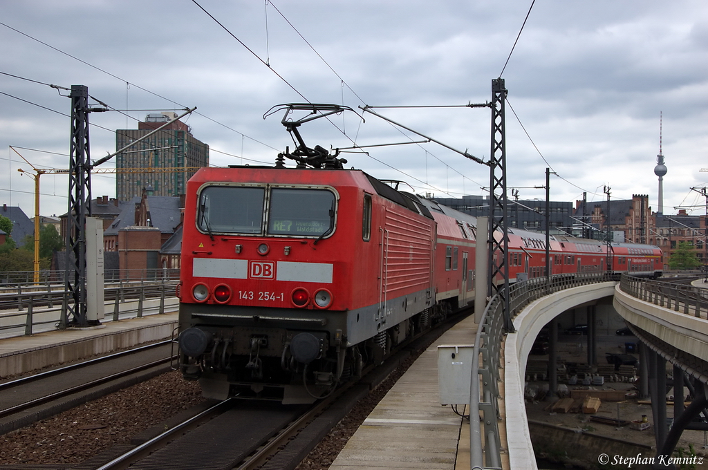 143 254-1 mit dem RE7 (RE 18262) von Berlin Zoologischer Garten nach Wnsdorf-Waldstadt, bei der Ausfahrt aus dem Berliner Hbf. 07.05.2012