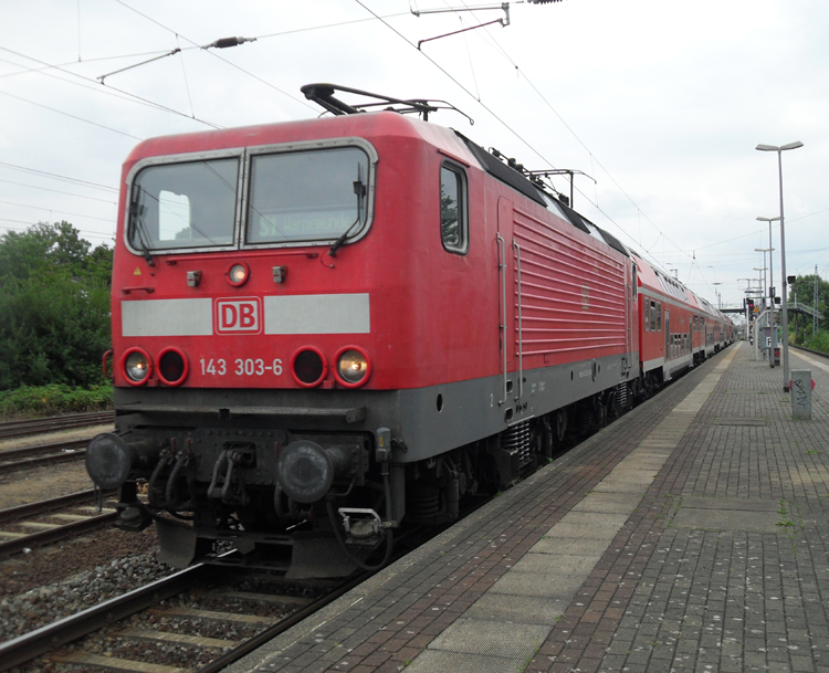 143 303-6 als S1 von Rostock Hbf Richtung Warnemnde kurz vor der Ausfahrt im Bahnhof Rostock-Bramow.(04.08.10)