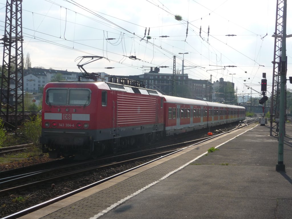 143 304 verl�sst am 15.04.2011 Wuppertal-Oberbarmen. Aufgrund von Softwareproblemen an der Baureihe 422 fuhren im Jahr 2011 zeitweise ausschlie�lich 143er auf der S8.
S8 -> M�nchengladbach Hauptbahnhof