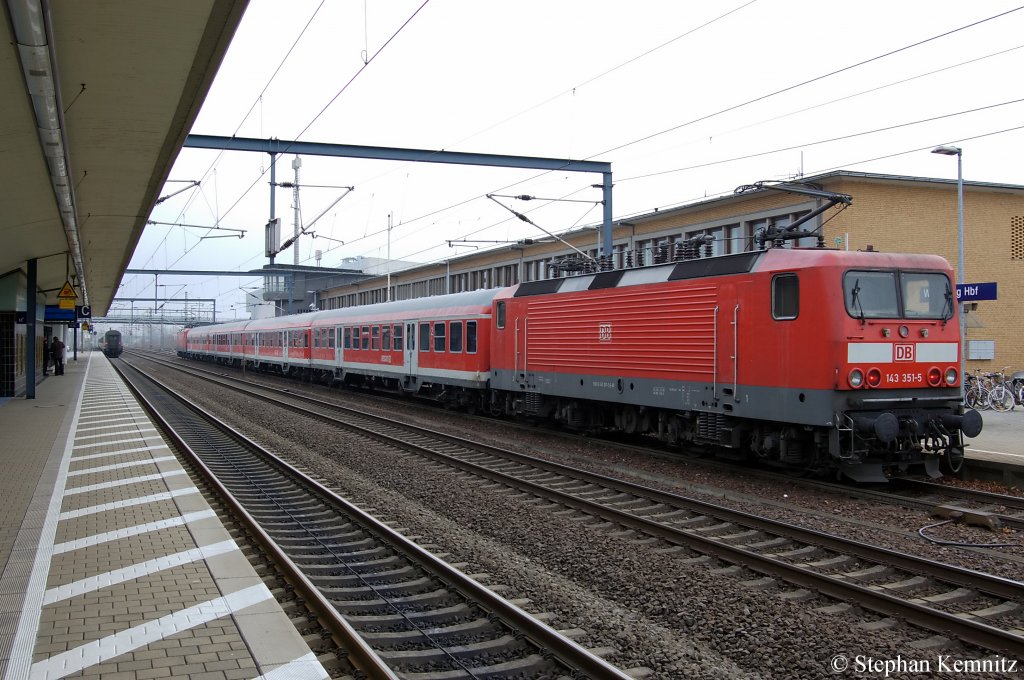 143 351-5 mit der RB (RB 14872) nach Braunschweig Hbf in Wolfsburg. Hinten am Zug hing die 112 130-0. 26.11.2010