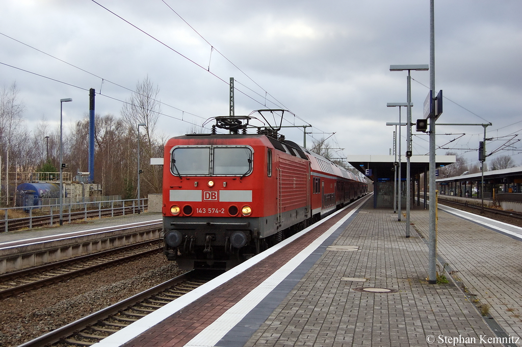 143 574-2 mit zwei ex DR Dostos-Garnituren bei der Durchfahrt am Brandenburger Hbf. 10.12.2011