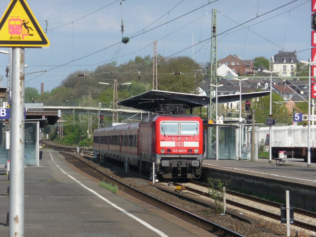 143 583 steht am 15.04.2011 in Wuppertal-Oberbarmen zur Abfahrt bereit.
S8 -> M�nchengladbach Hauptbahnhof
