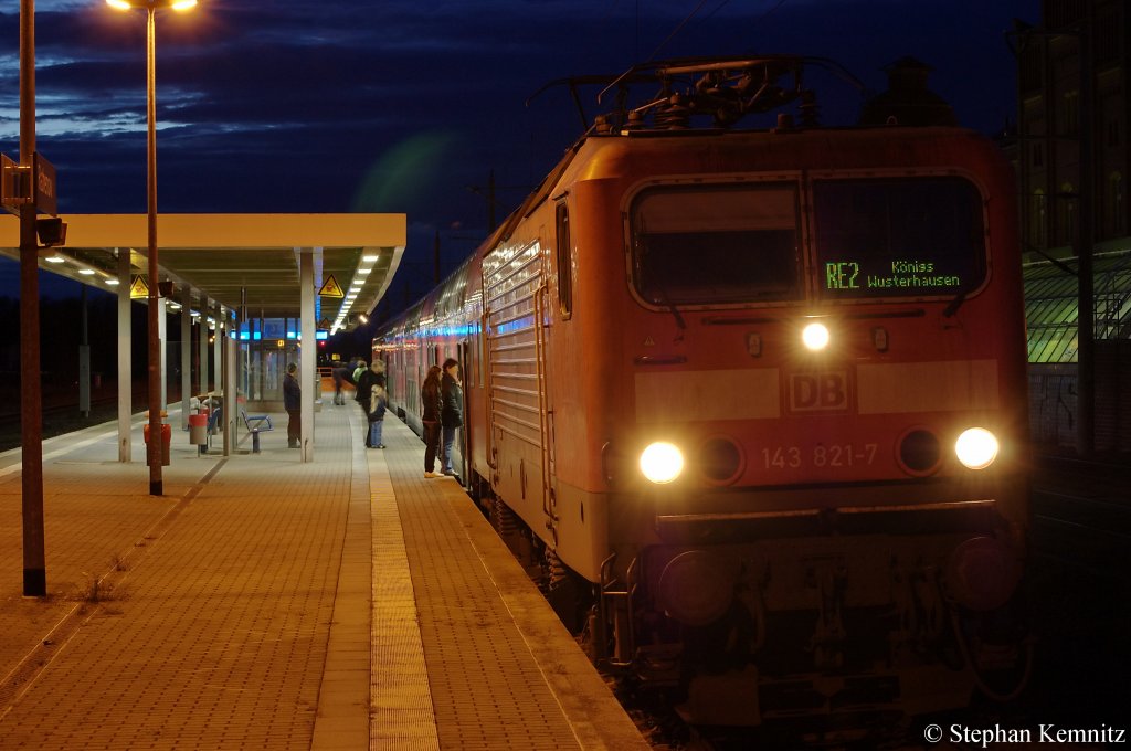 143 821-7 mit dem RE2 (RE 38145) nach Knigs Wusterhausen in Rathenow. 14.11.2010