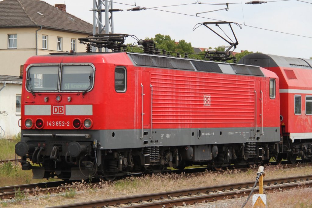 143 852-2 mit S1 von Rostock Hbf nach Warnemnde bei der bereitstellung im Rostocker Hbf.15.06.2012