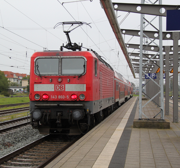 143 860-5 fuhr nach Stralsund vielleicht ist ja wieder ein Flirt kaputt gegangen es wrde mich nicht wundern.Rostock Hbf,18.09.2011