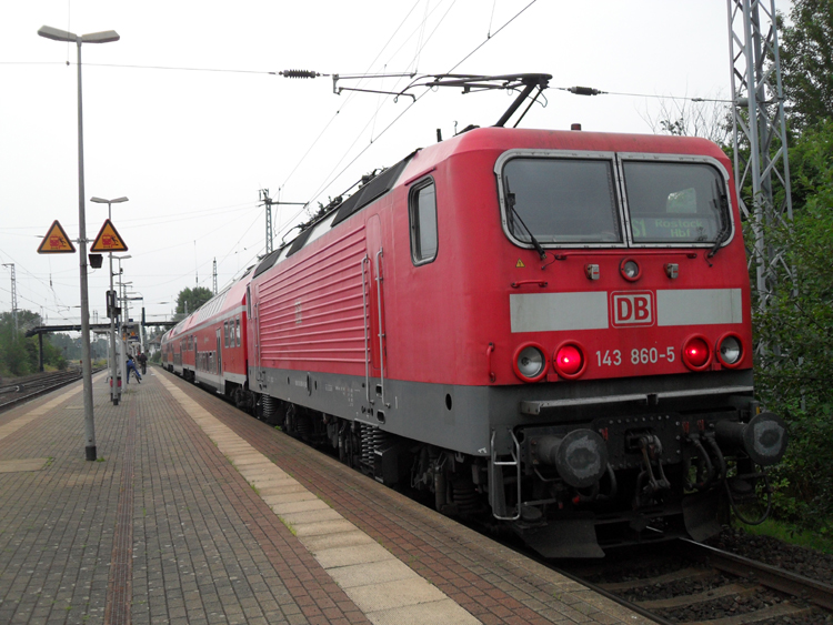 143 860-5 mit S1 von Warnemnde Richtung Rostock Hbf kurz nach der Ankunft um 06.08 Uhr im Bahnhof Rostock-Bramow.(03.08.10)