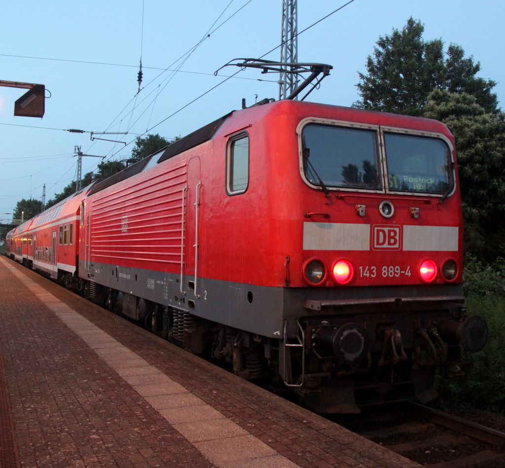 143 889-4 mit S1 von Warnemnde nach Rostock Hbf kurz vor der Ausfahrt im S-Bahnhof Rostock-Bramow.06.07.2013