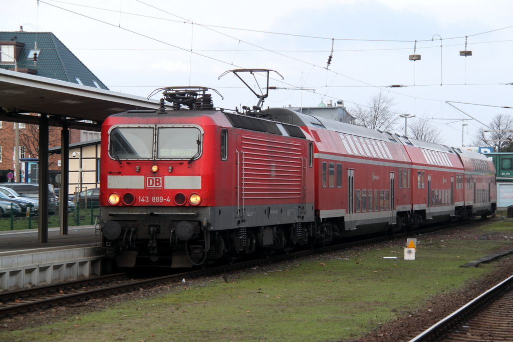 143 889-4 mit S2 von Warnemnde nach Gstrow kurz vor der Ausfahrt in Warnemnde.01.02.2013