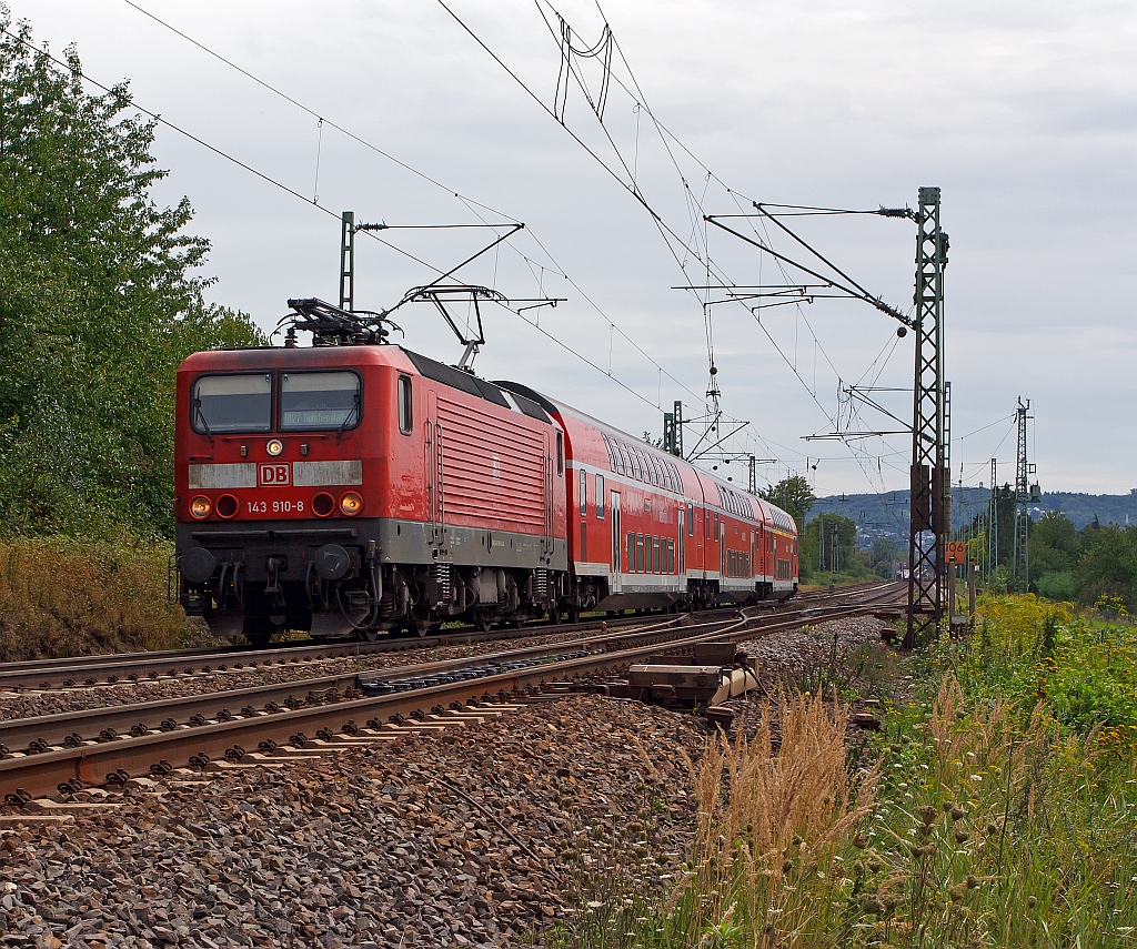 143 910-8 mit RB 27 (Rhein-Erft-Bahn), am 11.08.2011 f�hrt Richtung K�ln und M�nchengladbach, hier kurz nach dem Bahnhof Unkel.