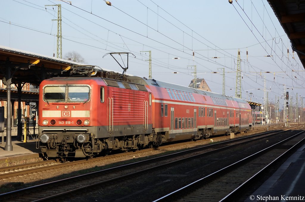 143 918-1 mit einer RB-Ersatzgarnitur als (RB 17824) nach Wittenberge in Stendal. 01.03.2011