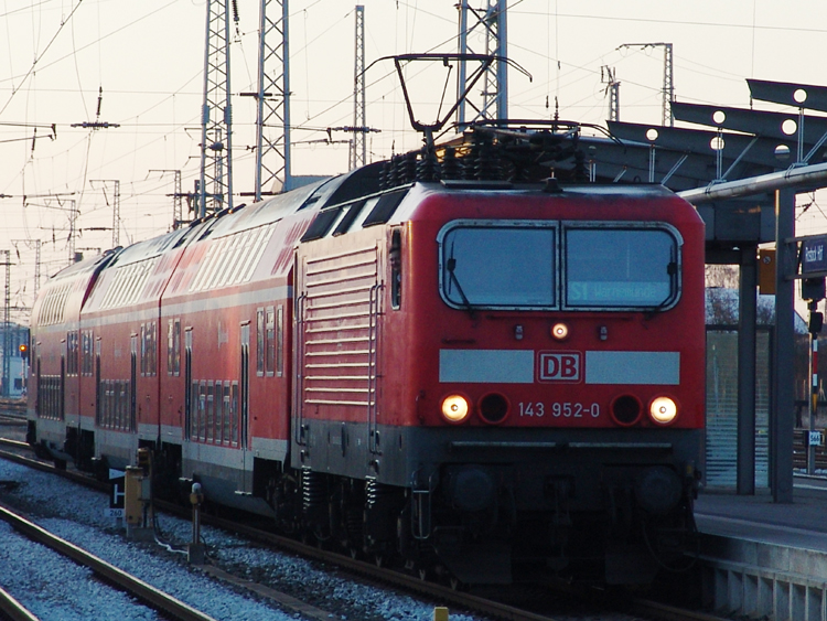 143 952-0 hat ausgeschlafen und fhrt nun ihre S1 von Rostock Hbf nach Warnemnde hier bei der Bereitstellung um 07.36 Uhr im Rostocker Hbf.(27.03.2011)