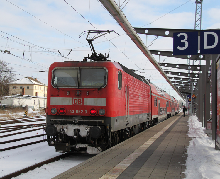 143 952-0 mit Rostocker S-Bahn als RE 13013 von Rostock Hbf nach Sassnitz bei der Ausfahrt im Rostocker Hbf.11.02.2012