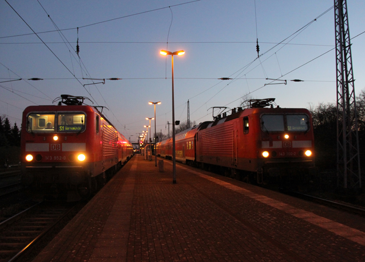 143er Treffen im Bahnhof Rostock-Bramow link´s 143 952-0 mit S1 von Rostock Hbf nach Warnemnde sie stand schadhaft im Bahnhof Rostock-Bramow Grund EBULA-Schaden und recht´s 143 300-2 ebenfalls mit S1 nach Warnemnde.04.01.2012 