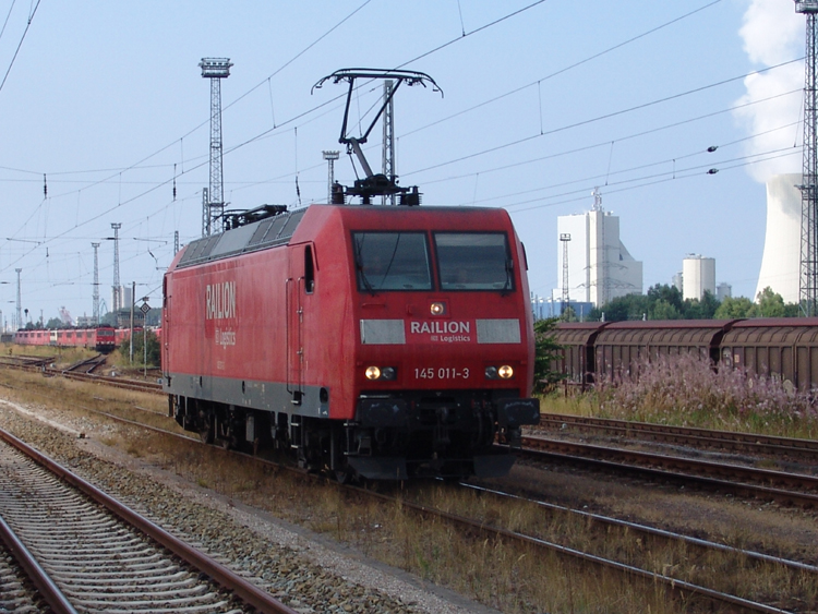 145 011-3 Bei der Durchfahrt beim Haltepunkt Rostock-Toitenwinkel am 12.08.06