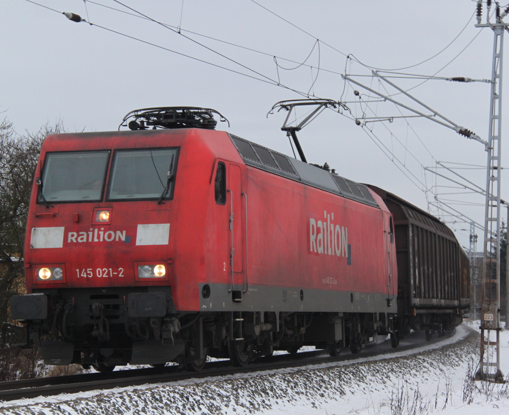 145 021-2 mit 52673 von Rostock-Seehafen nach Seddin in der Gterumgehung in Hhe Rostock Hbf.20.01.2013