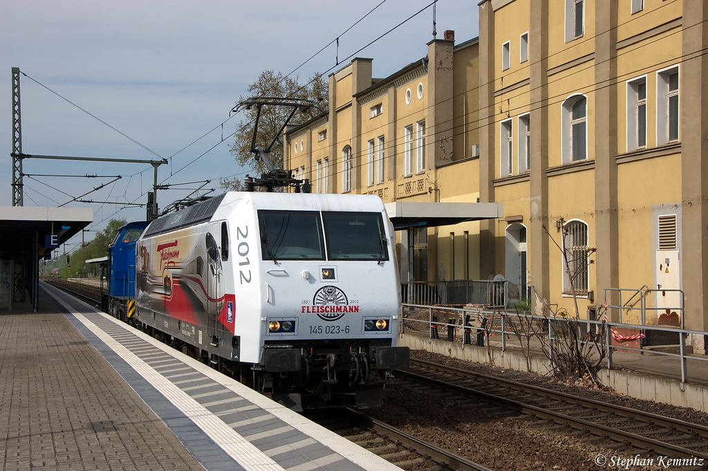 145 023-6  125 Jahre Fleischmann  PRESS (145 083-2) kommt mit der 204 022-2 PRESS (203 225-8) aus Magdeburg durch den Brandenburger Hbf gefahren. Die 204 022-2 wurde im Brandenburger Gbf von der 145 023-6 ab gekoppelt und fuhr als Lz nach Brandenburg-Altstadt um dort einen Leerzug fr Schrott zu holen. Spter wrde die 145 023-6 im Gbf vor die 204 022-2 gekoppelt und fuhren dann zusammen mit dem Leerzug nach Gaschwitz. 30.04.2012