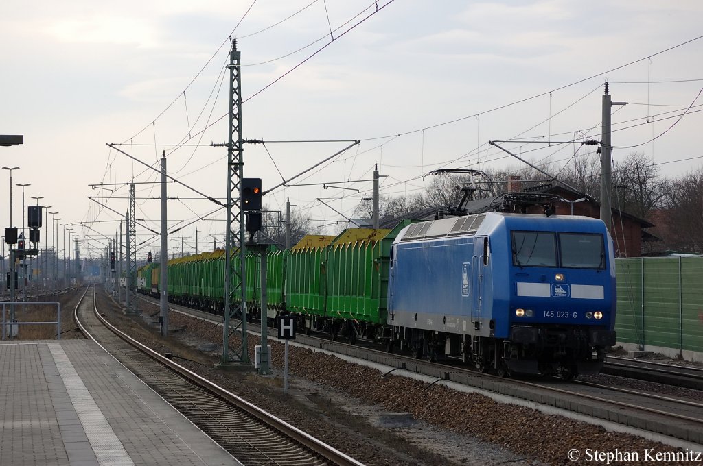 145 023-6 Press (145 083-2) mit leeren Holzzug in Rathenow in Richtung Wustermark unterwegs. 13.03.2011