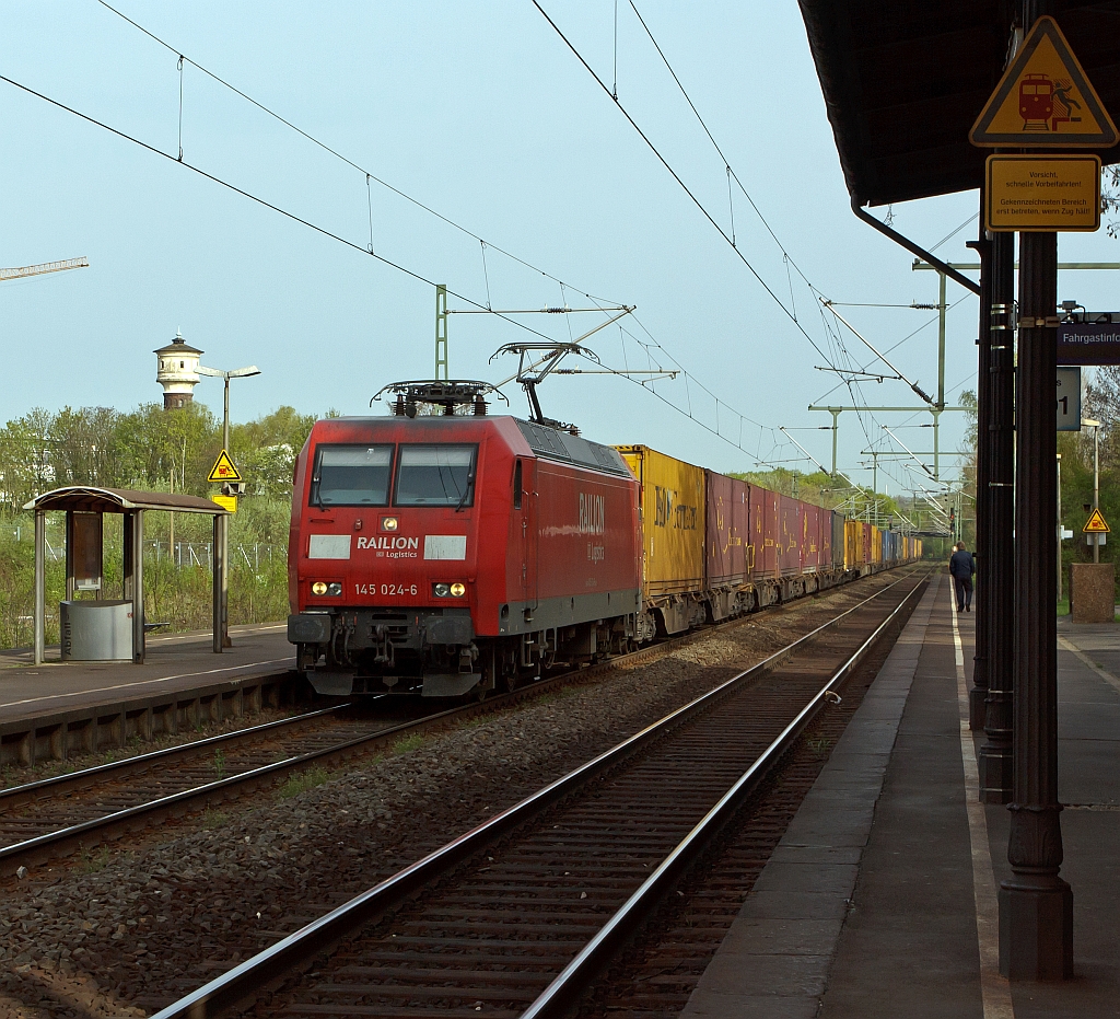 145 024-6 f�hrt am 11.04.2011 mit Hupac-Containerzug durch den Bf Bonn-Oberkassel Richtung s�den.