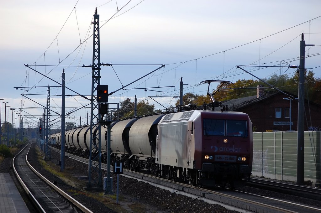 145 - CL 002 (145 082-4) Arcelor mit einen Kesselzug mit dem Inhalt Steinkohlestaub in Rathenow in Richtung Wustermark. Netten Gru zurck! 26.10.2010