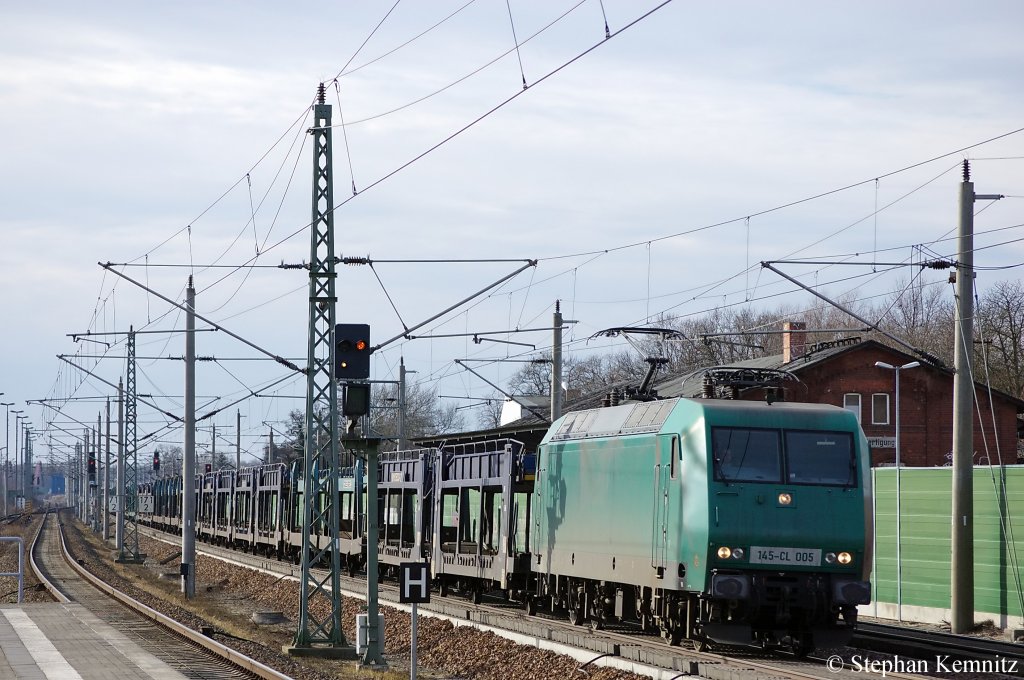 145-CL 005 (145 096-4) in Dienst fr Crossrail mit einem leeren Autotransport in Rathenow und ist nach Wustermark unterwegs. 12.02.2011