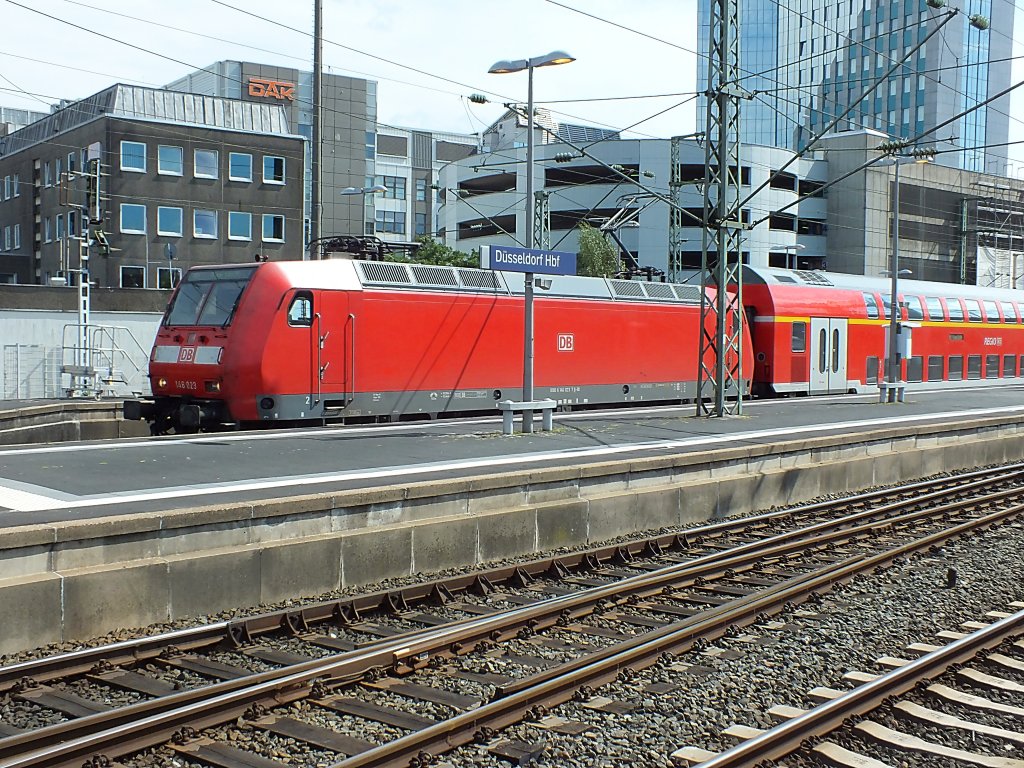 146 023 am 3.8.13 mit einem RE1 nach Hamm (Westfalen) im D�sseldorfer Hauptbahnhof.