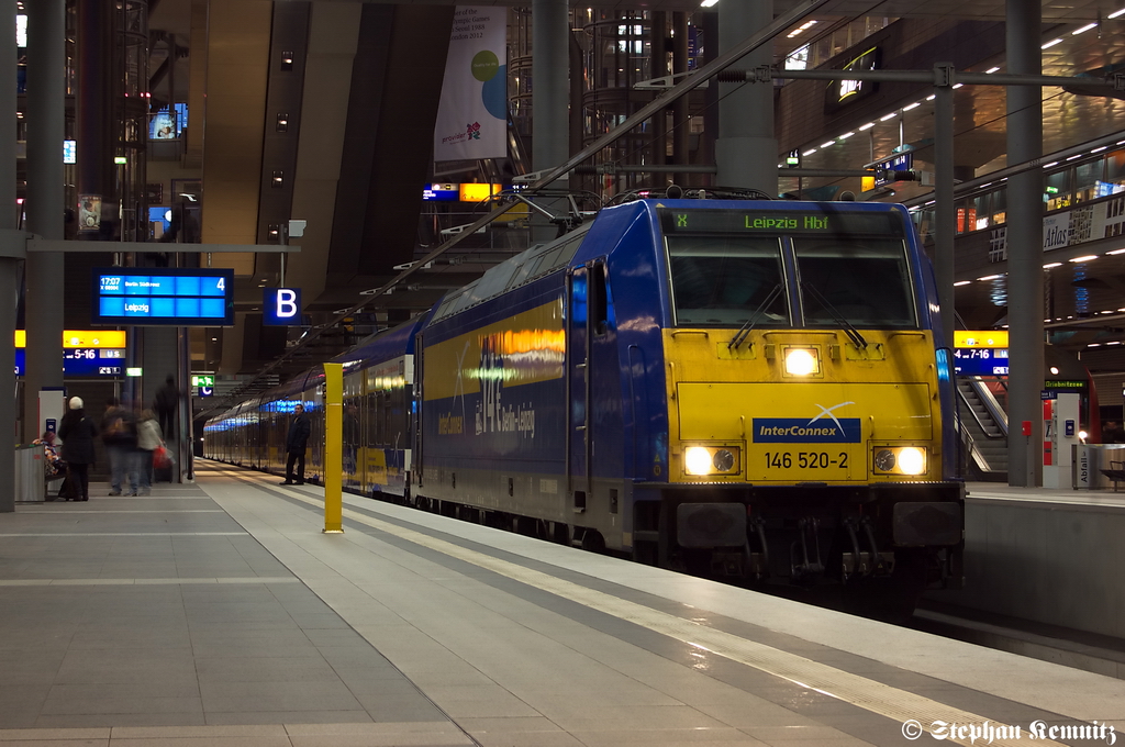 146 520-2 Captrain Deutschland GmbH mit dem Interconnex (X 68904) von Warnemnde nach Leipzig Hbf im Berliner Hbf (tief). 02.02.2012