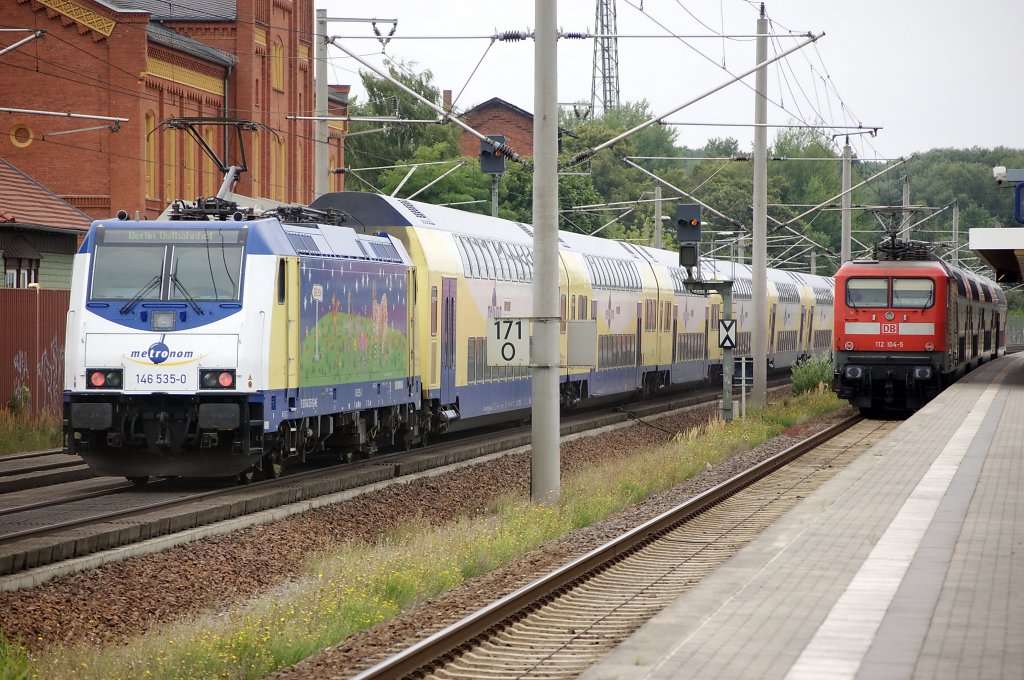 146 535-0  Rizzi-Lok  der metronom mit dem ersten metronom Sonderzug Berlin 2010 in Rathenow. Rechts steht die 112 104-5 mit dem RE 38167 nach Knigs Wusterhausen. 07.08.2010