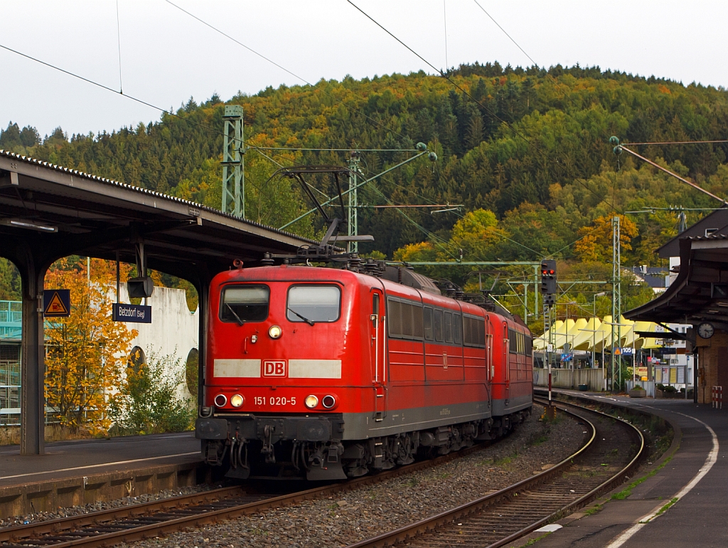 151 020-5 und 151 043-7 der DB Schenker Rail ziehen einen leeren Kohlenzug (Offene Sch�ttgutwagen mit schlagartiger Schwerkraftentladung, der Gattung Falns) am 13.10.2012 durch den Bahnhof Betzdorf / Sieg in Richtung K�ln.