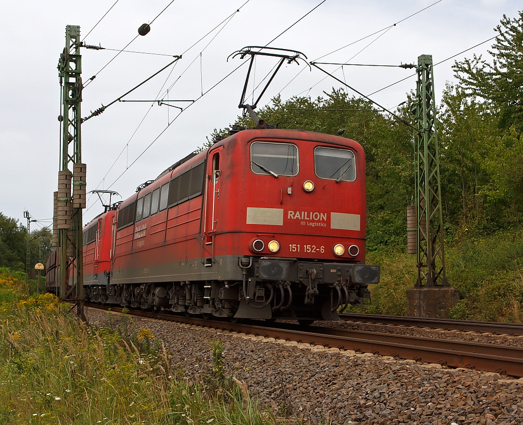151 152-6 und 151 039-5  der DB Schenker Rail mit Kohlenzug f�hrt 11.08.2011 auf der rechten Rheinstrecke Richtung S�den, hier kurz vor  Unkel.