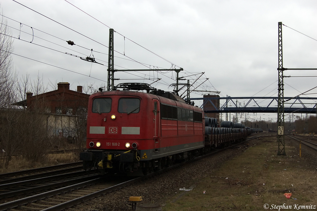 151 168-2 mit einem Drahtrollenzug in Brandenburg und fuhr in Richtung Magdeburg weiter. 13.03.2012